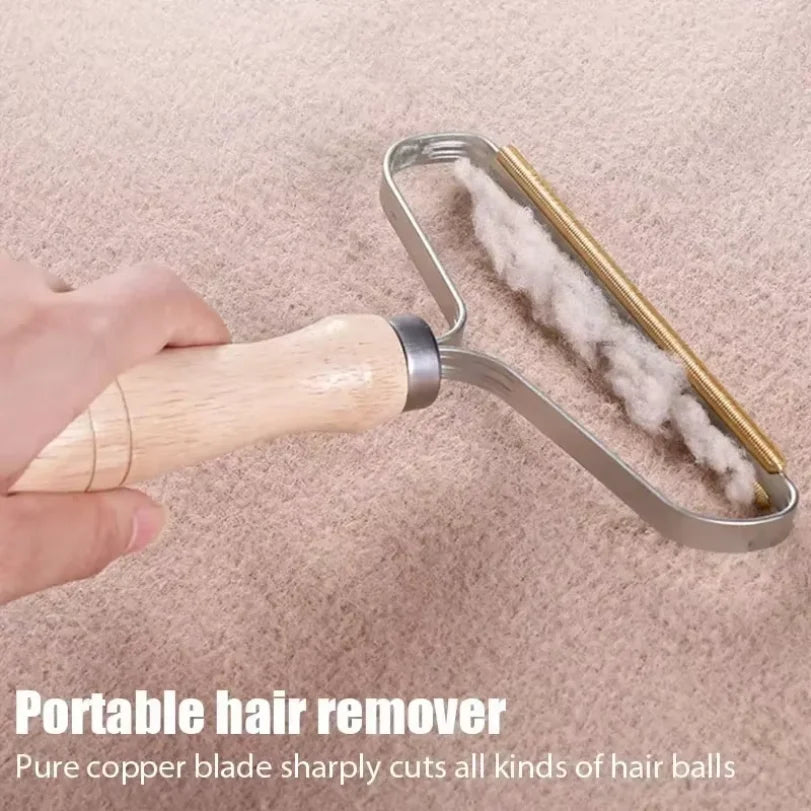 Brosse anti-poils à manche en bois