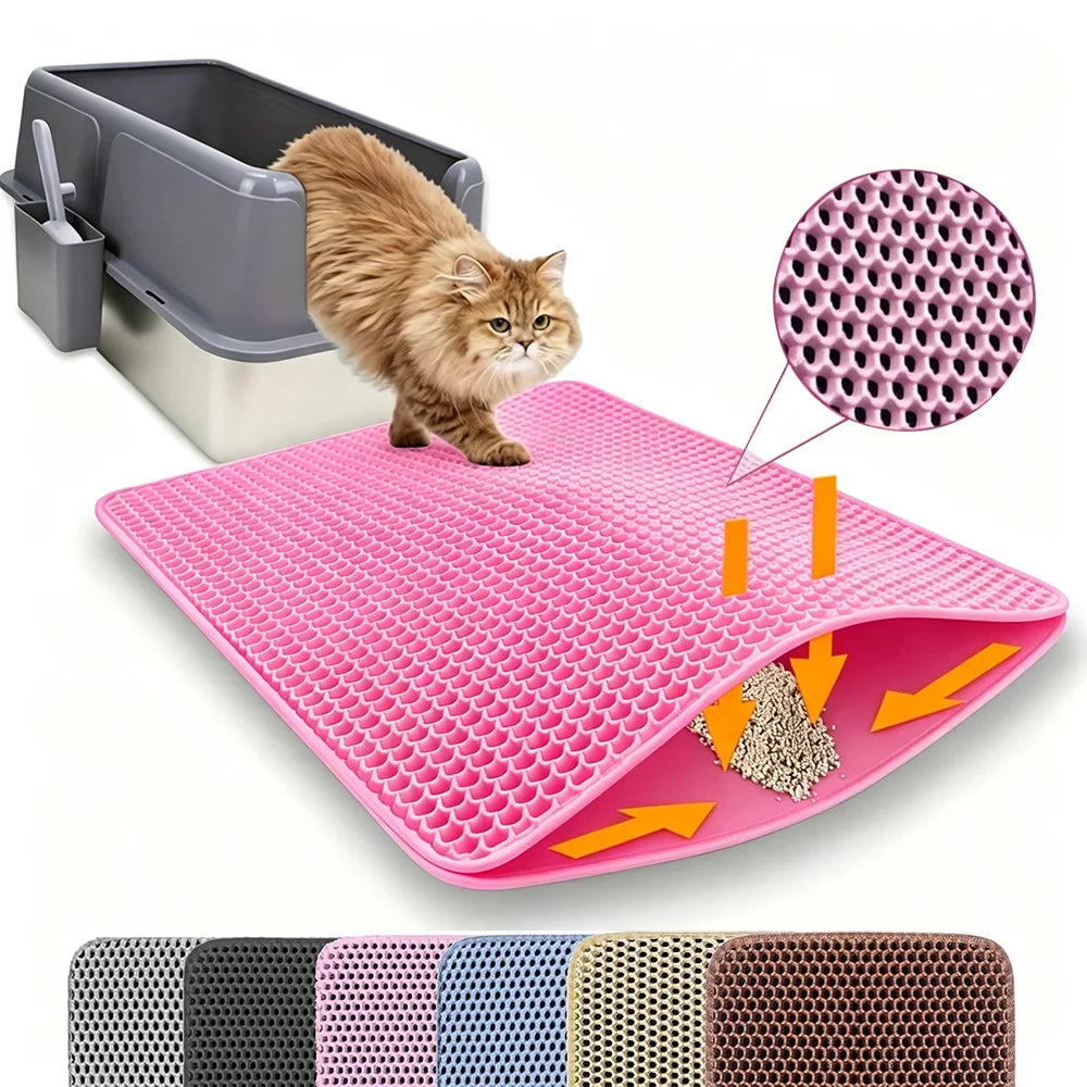 Chat sortant de sa litière sur un tapis alvéolé