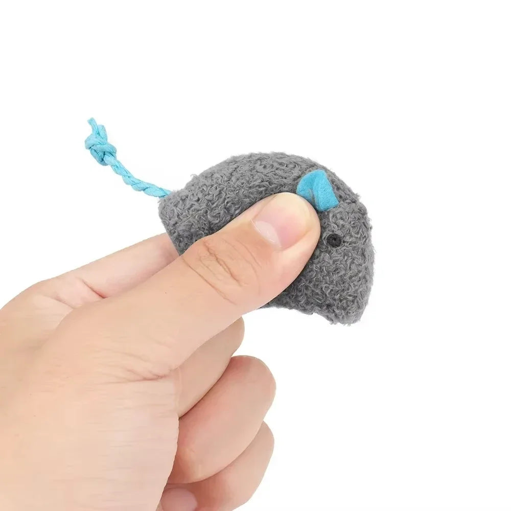 Souris en peluche à l'herbe à chat