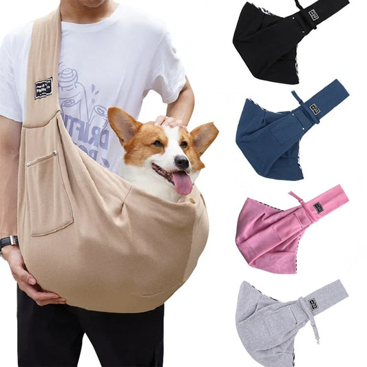 Petit chien installé dans un sac de transport en bandoulière